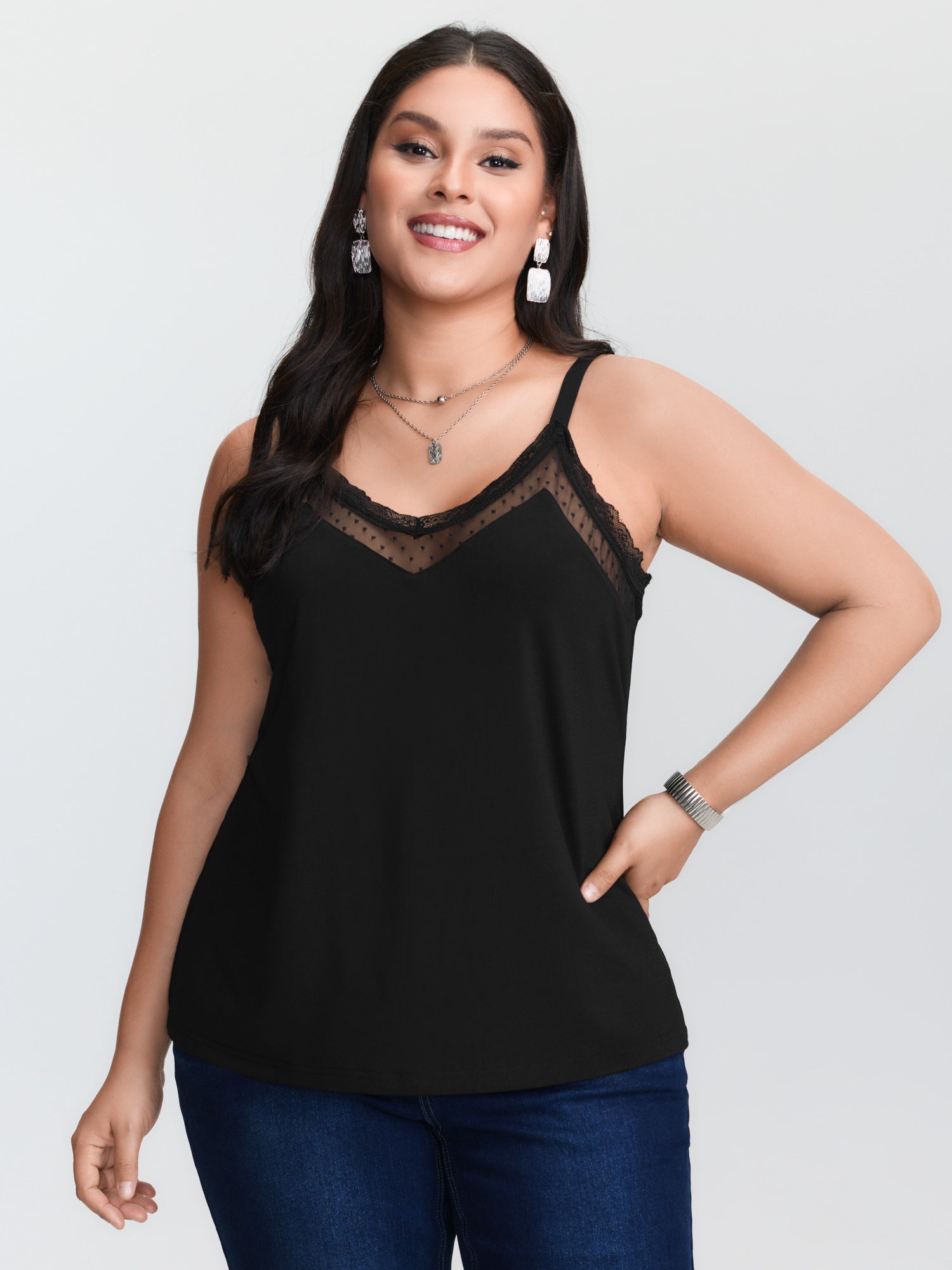 Suspender Tank Top - เสื้อกล้ามถักสีดำสำหรับสาวพลัสไซส์ ดีไซน์คอวีตาข่ายสีตัดกัน พร้อมสายสปาเกตตีเส้นเล็ก ความยาวปกติ
